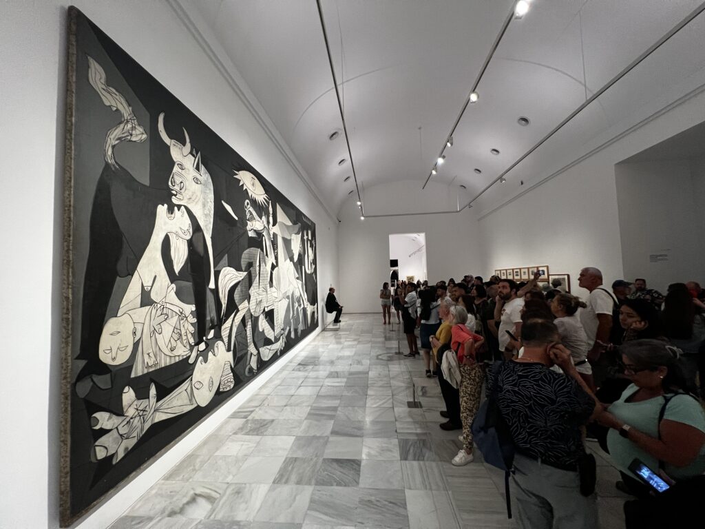 Im Museo Reina Sofia vor Picassos Guernica